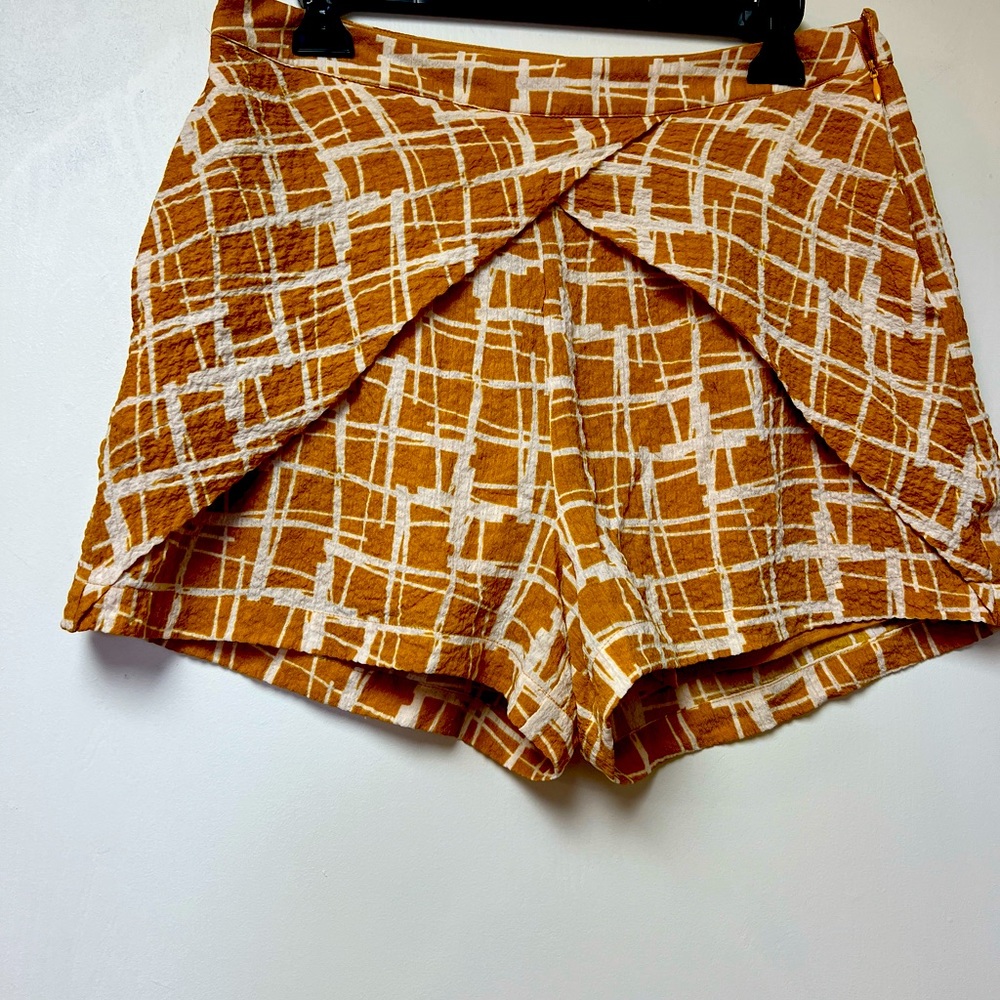 Cute shorts with skirting detail and pockets! Sz L(8/10)